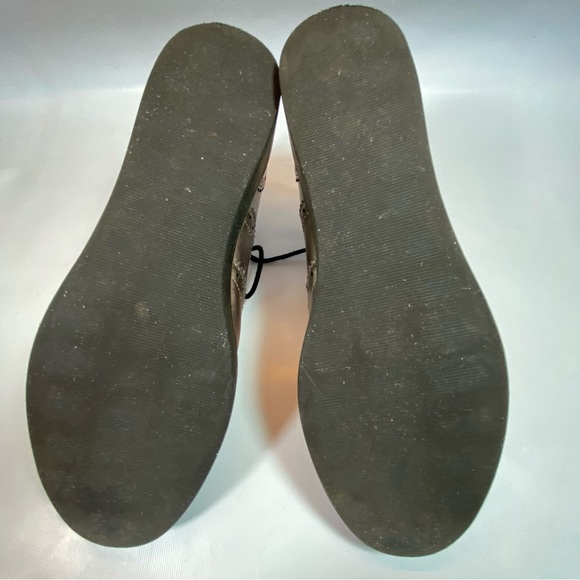 Oxford style lace up silver shoes. Size 9 - Picture 2 of 5